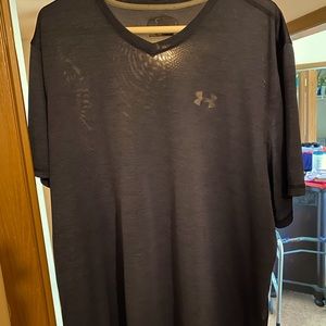 Under Armour dri fit Men’s t shirt v neck